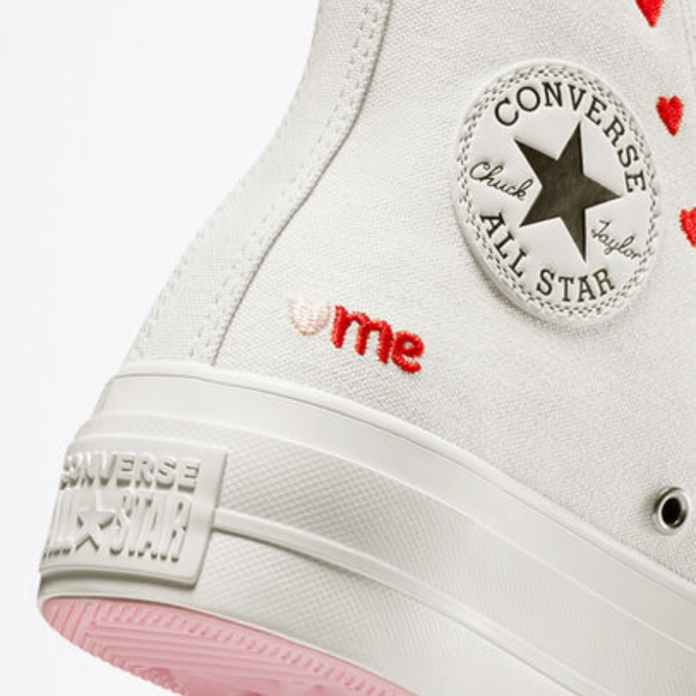 Chuck Taylor All Star Lift Platform Embroidered Hearts